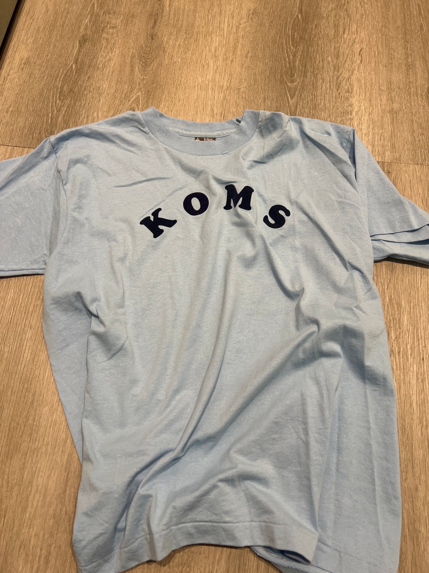 Koms tee
