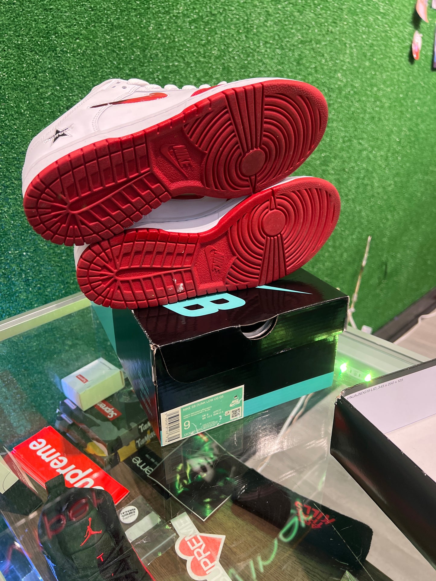 Nike dunk low supreme jewel red swoosh (USED)