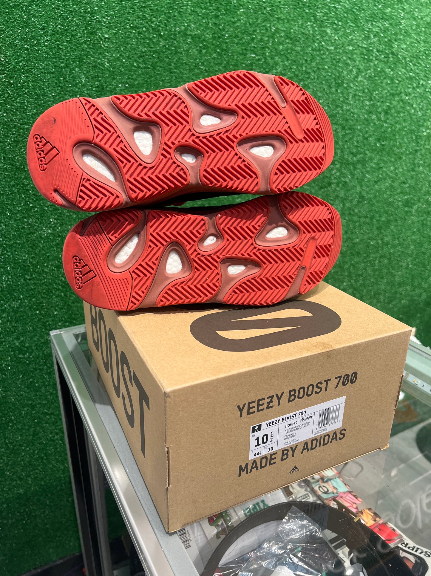 Adidas Yeezy 700 high res red (USED)