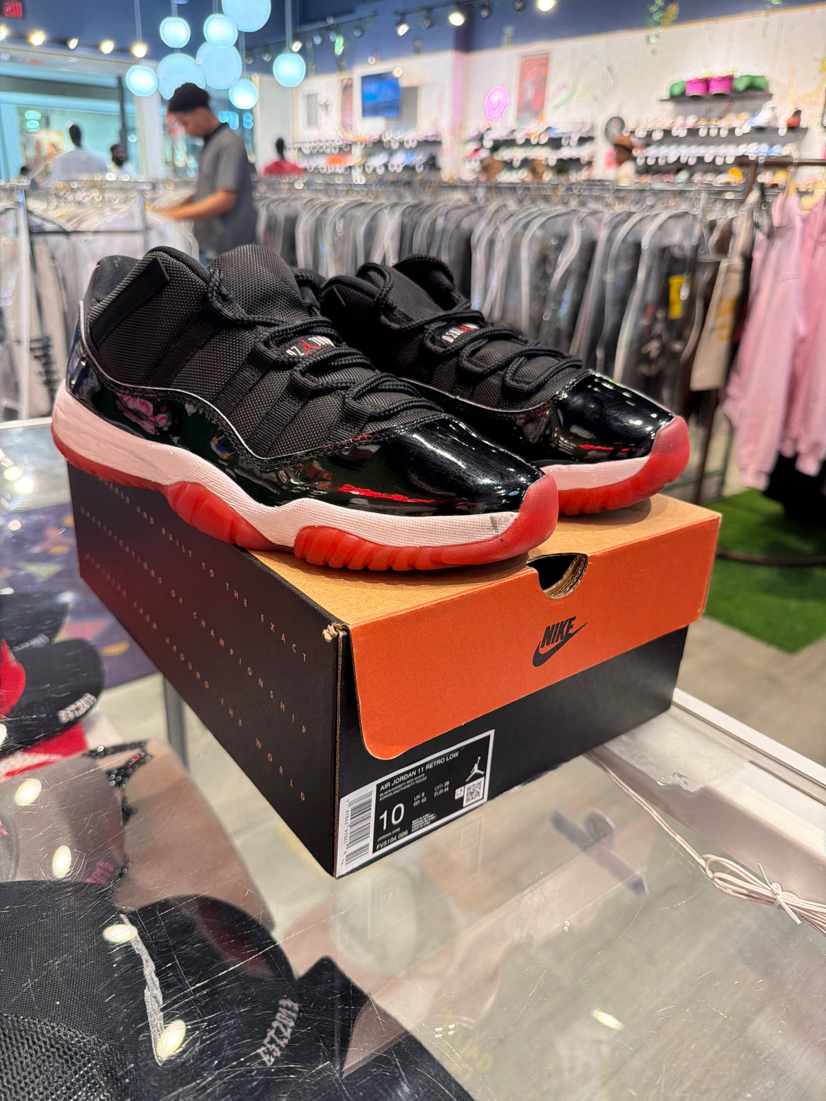 Air Jordan 11 low bred (USED)