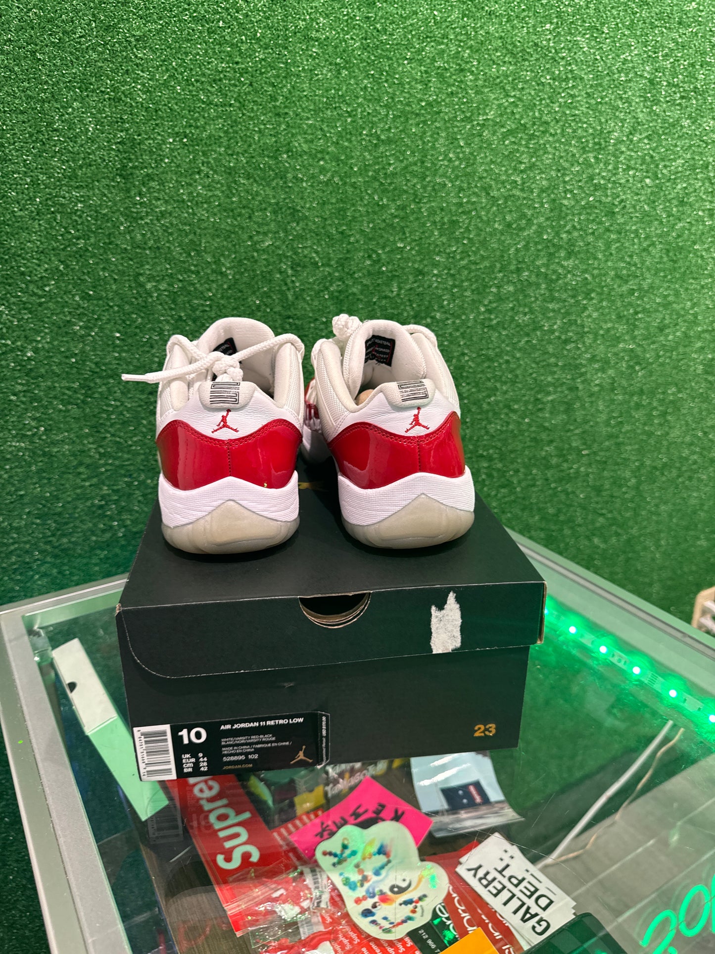 Air Jordan 11 low cherry (USED.)