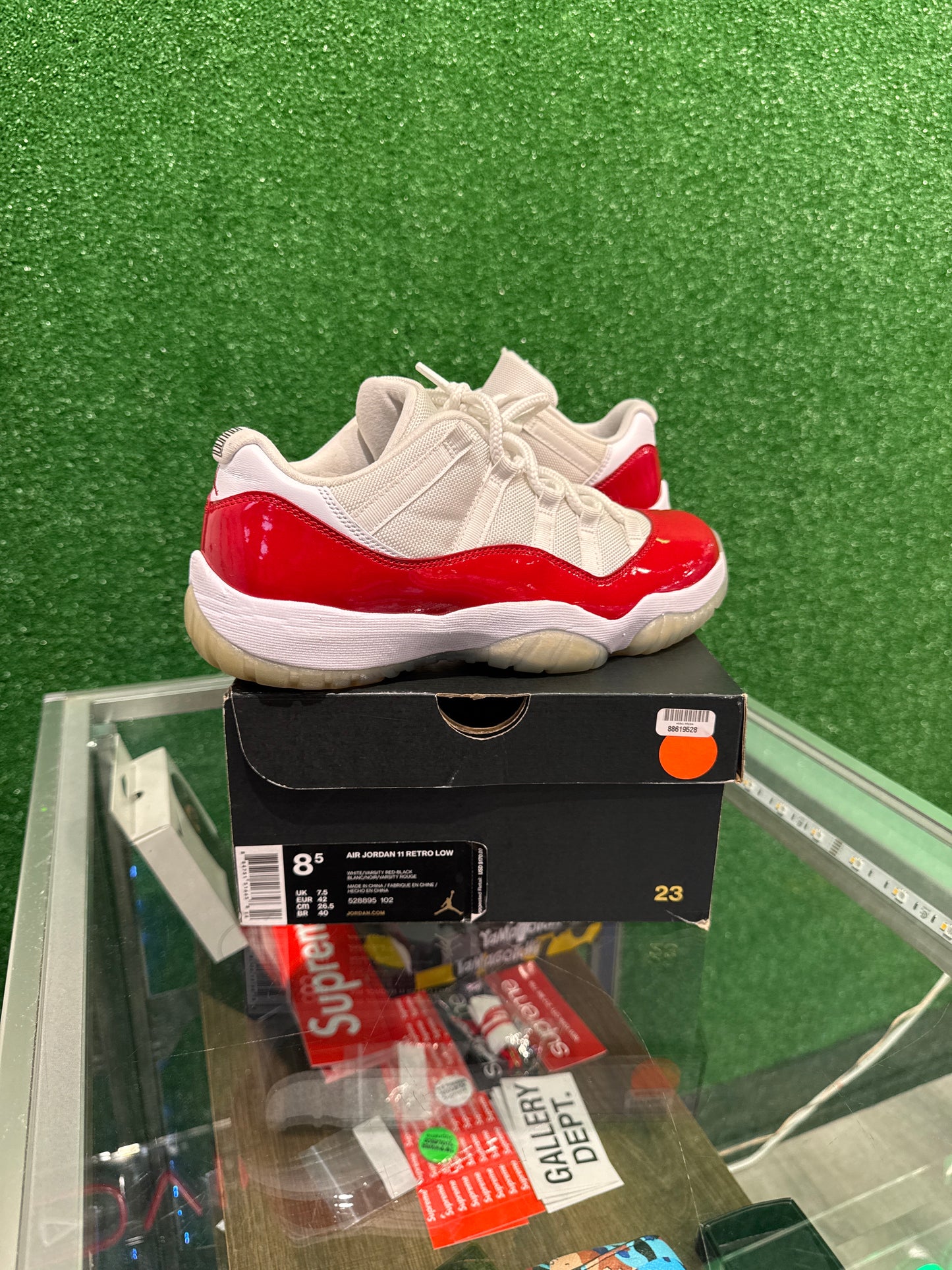 Air Jordan 11 low cherry (USED)