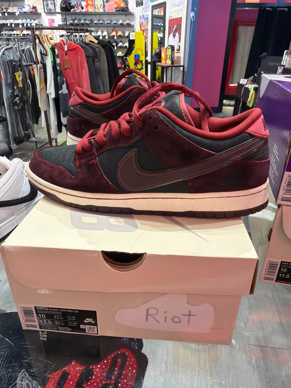 Nike sb dunk low riot skate shop