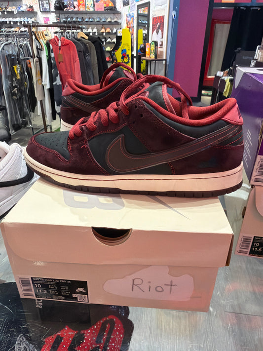 Nike sb dunk low riot skate shop
