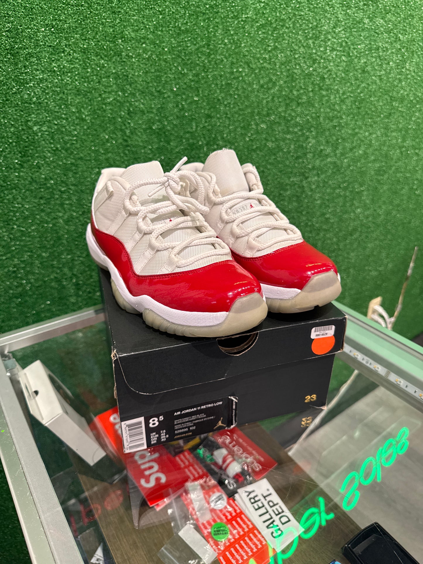 Air Jordan 11 low cherry (USED)