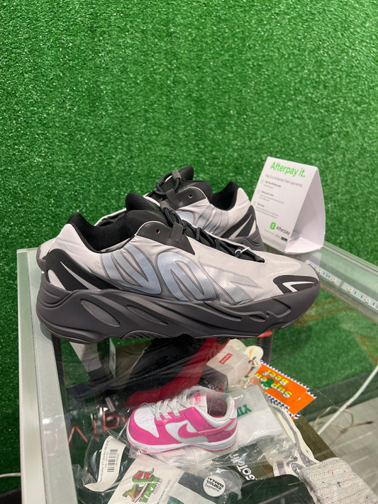 Yeezy 700 mnvn metallic (USED)