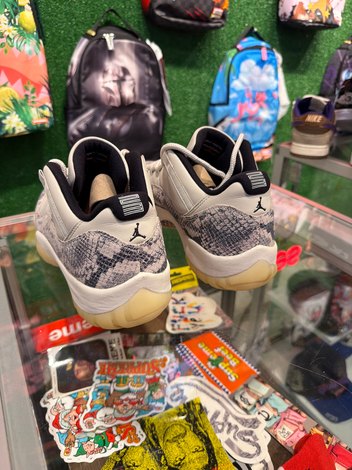 Air Jordan 11 low snakeskin light bone (USED) .
