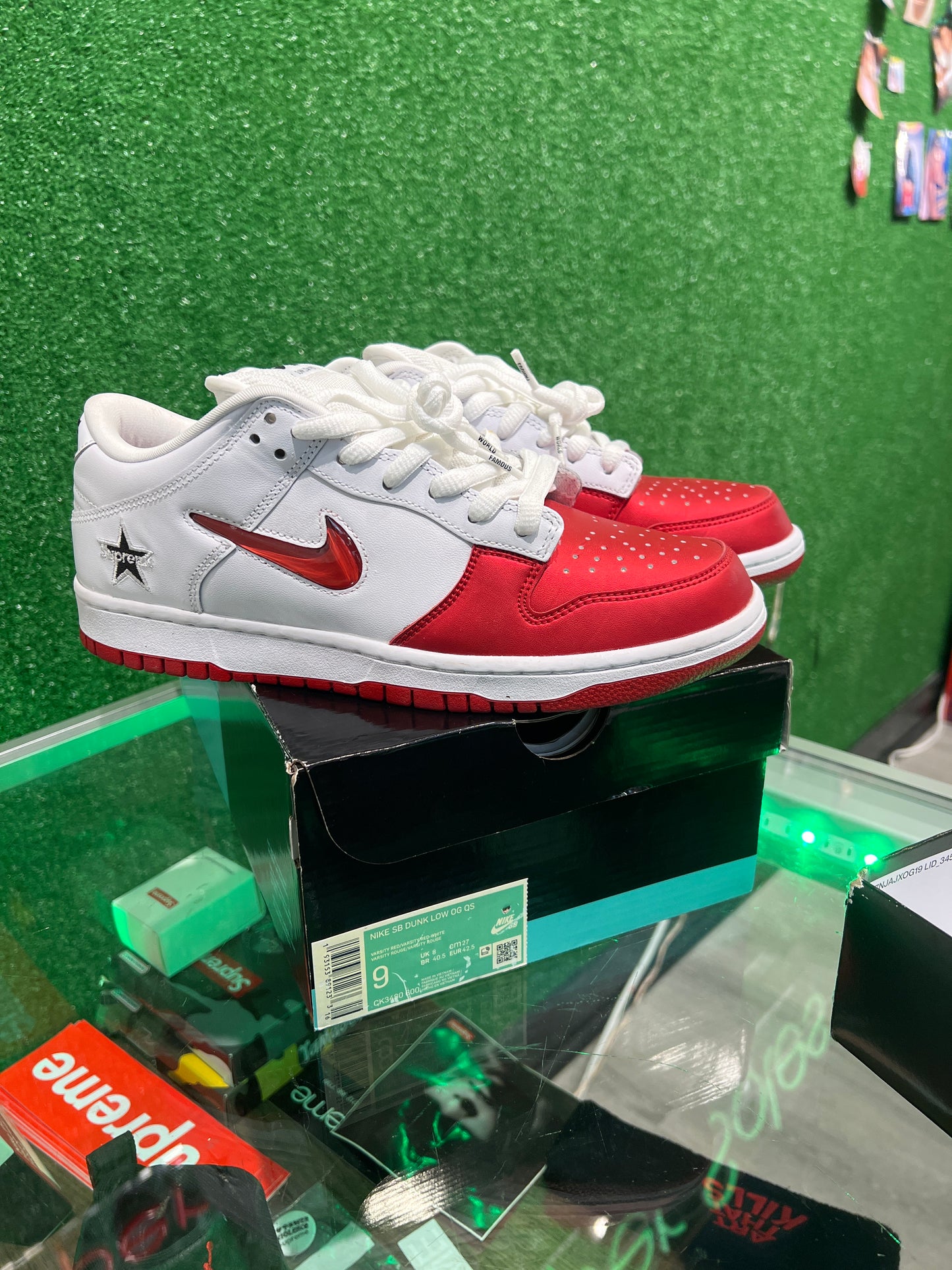 Nike dunk low supreme jewel red swoosh (USED)