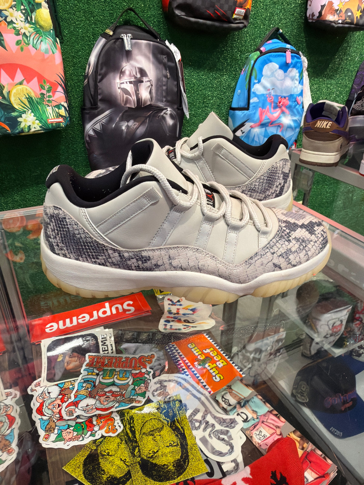 Air Jordan 11 low snakeskin light bone (USED) .
