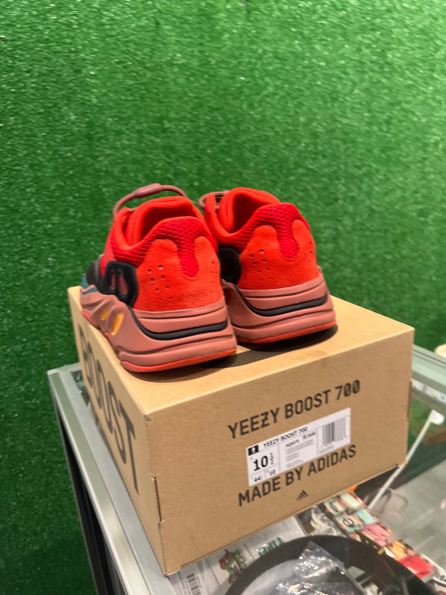 Adidas Yeezy 700 high res red (USED)