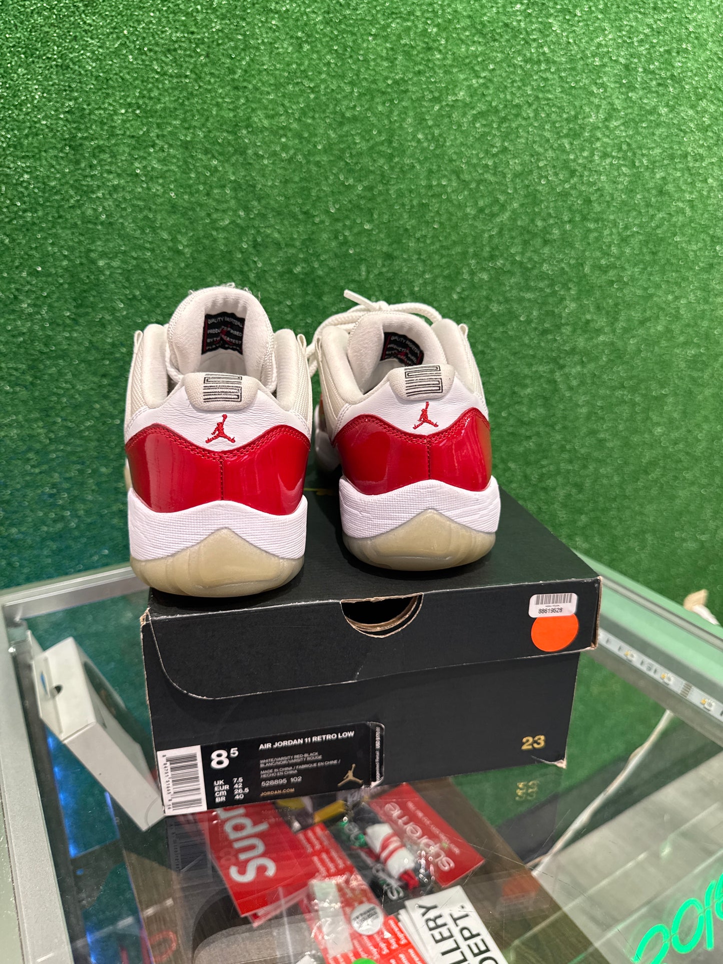 Air Jordan 11 low cherry (USED)