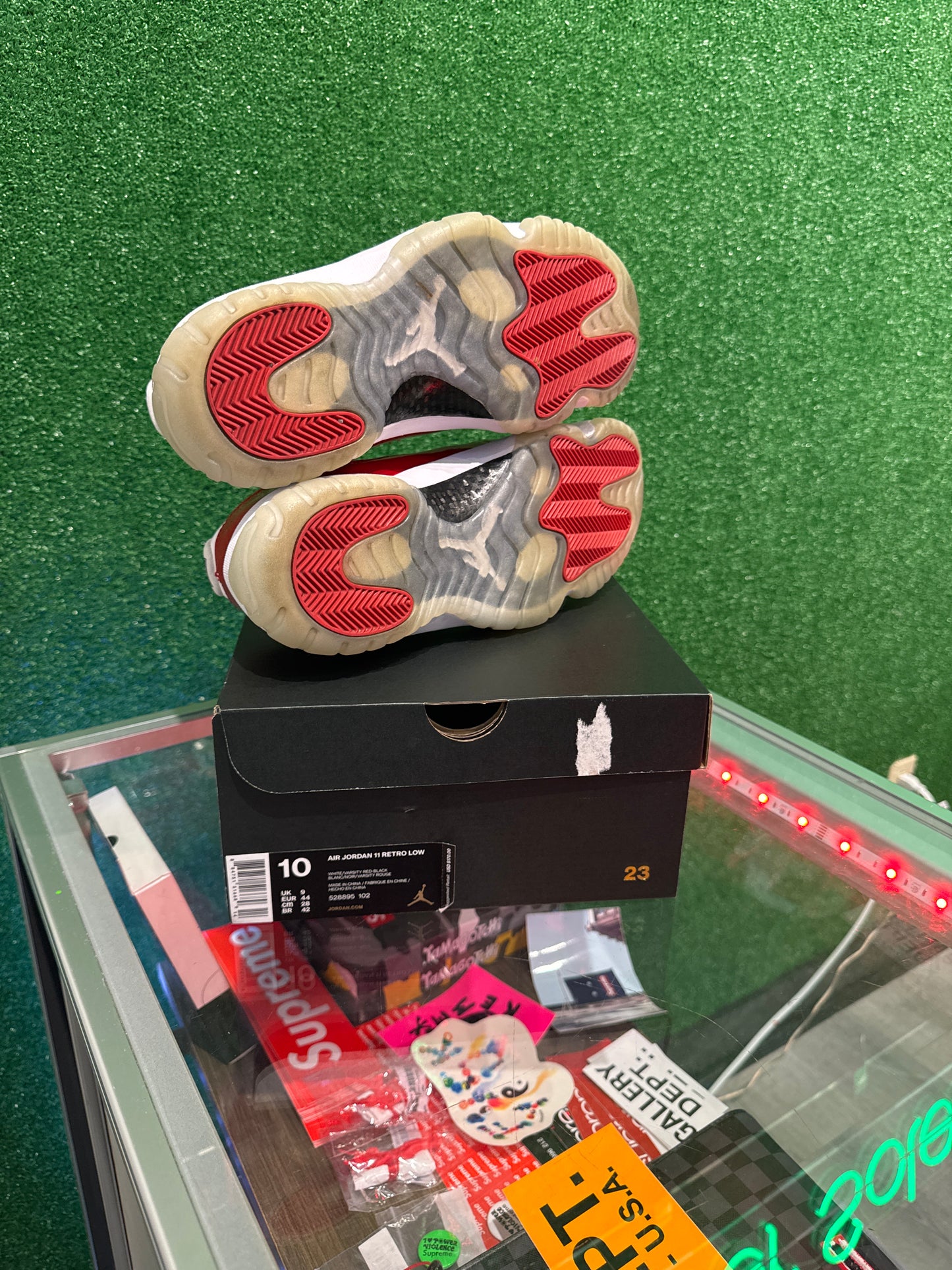 Air Jordan 11 low cherry (USED.)
