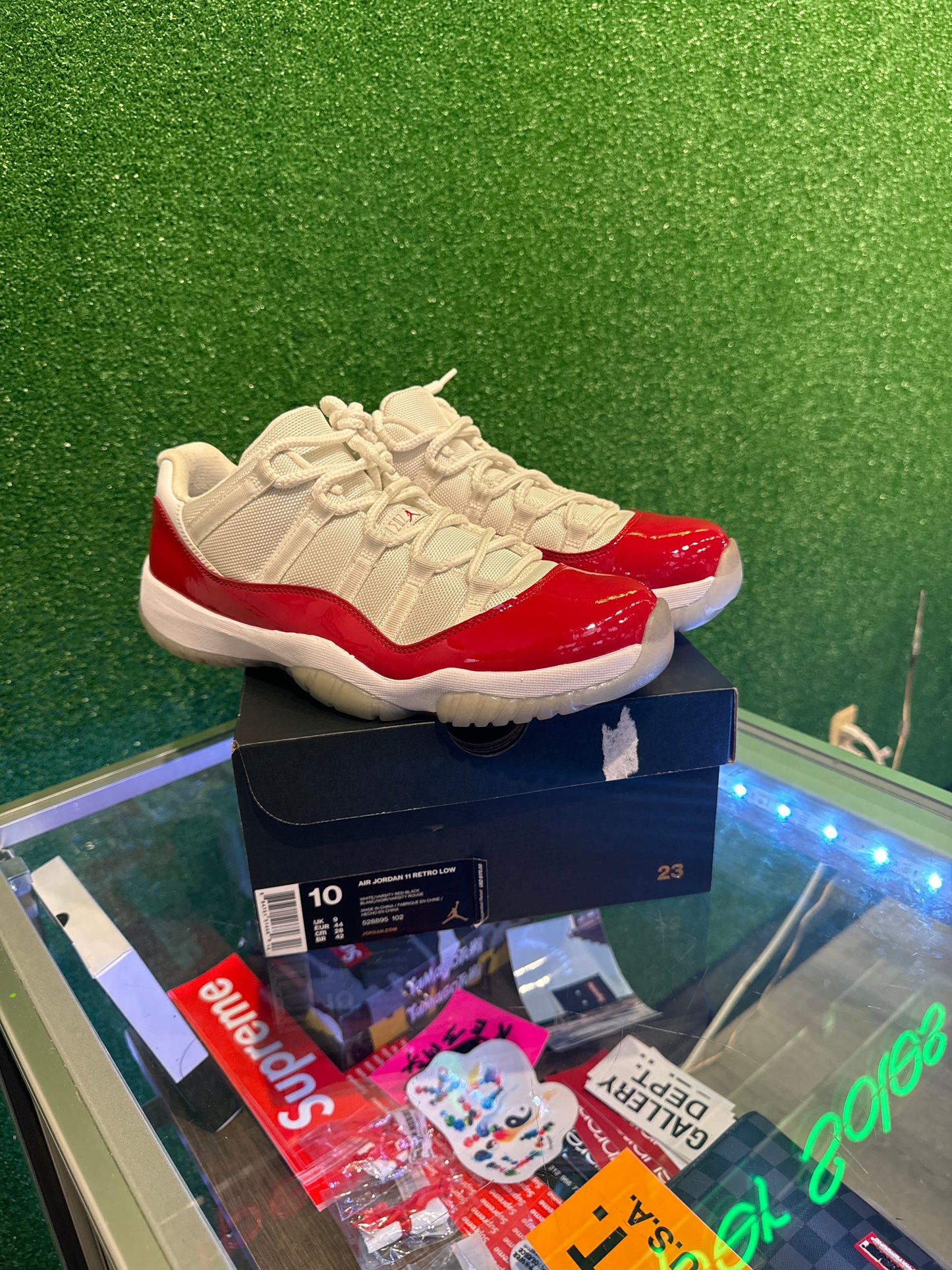 Air Jordan 11 low cherry (USED.)